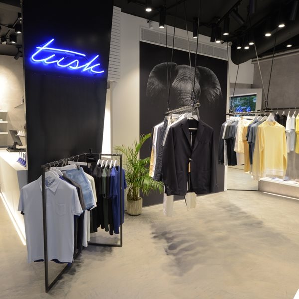 Η πρεσβεία του smart casual επιστρέφει στο Κολωνάκι