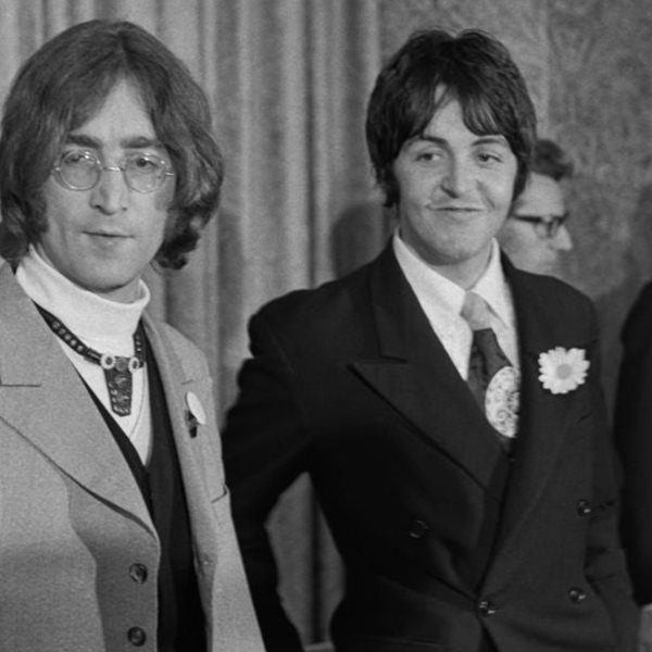 Όταν ο John Lennon συνάντησε για πρώτη φορά τον Paul McCartney