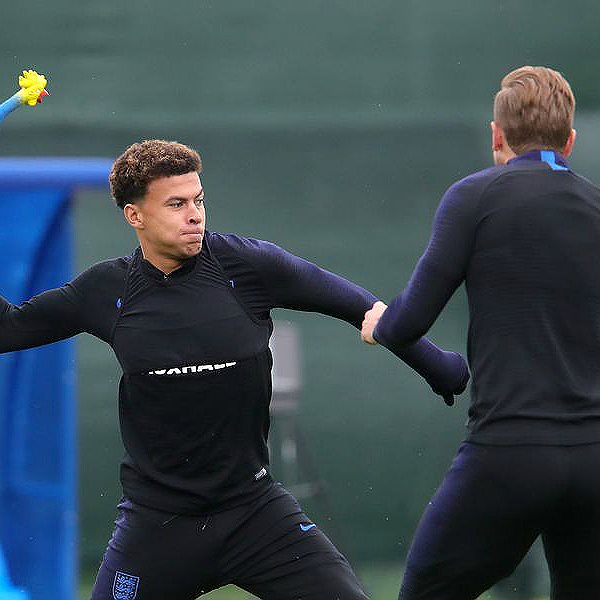 Οι Άγγλοι προετοιμάζονται για τον ημιτελικό πετώντας λαστιχένια κοτόπουλα μεταξύ τους