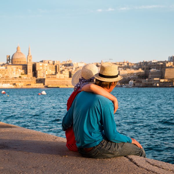 Η Μάλτα κλείνει τα σύνορά της στους ανεμβολίαστους επισκέπτες