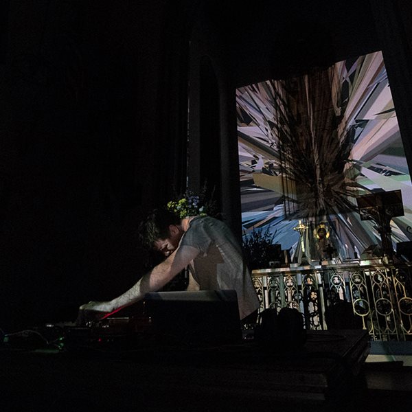 Τι δουλειά έχει η ηλεκτρονική μουσική σε μία Αγγλικανική εκκλησία του 19ου αιώνα;