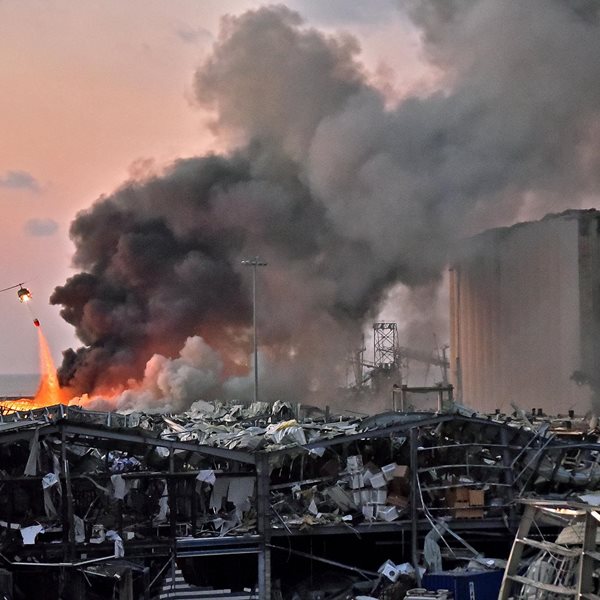 Ένα μήνα μετά, το λιμάνι της Βηρυτού καίγεται ξανά