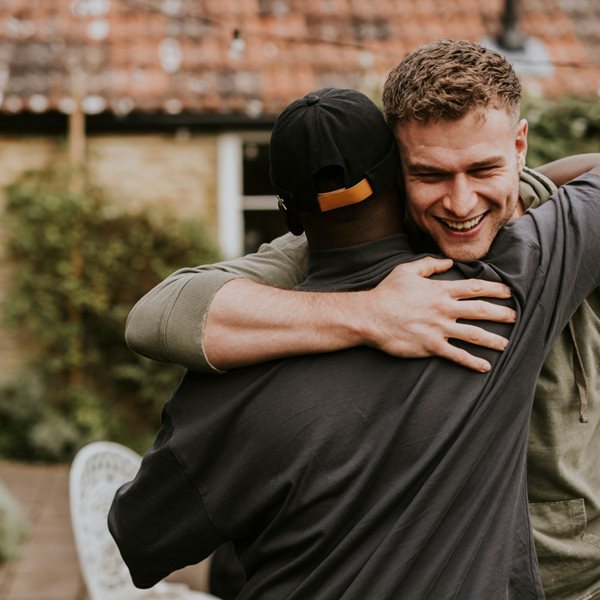 Performative Men: To νέo είδος άνδρα διχάζει τα social media