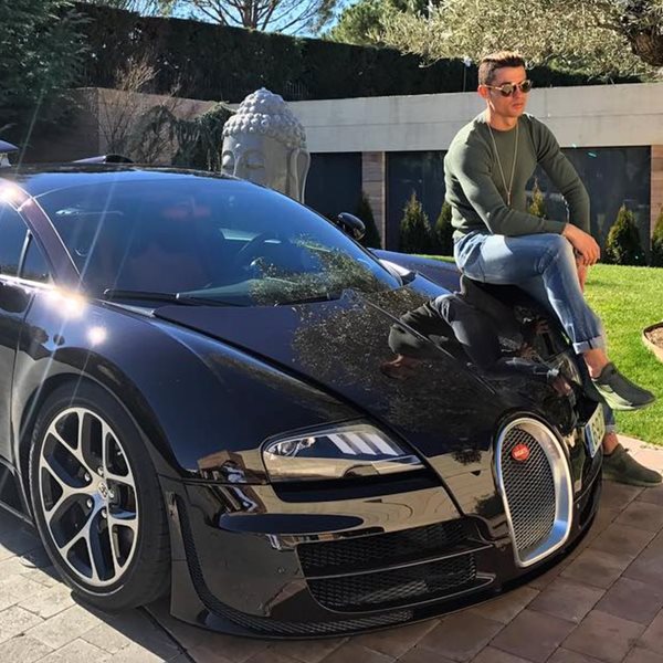 Μια βόλτα στο γκαράζ του Cristiano Ronaldo