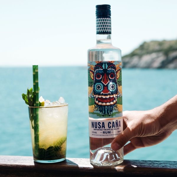 Το Ρούμι Nusa Caña ήρθε για να μας θυμίσει την ξεχασμένη ιστορία της παραγωγής ρουμιού στην Ινδονησία