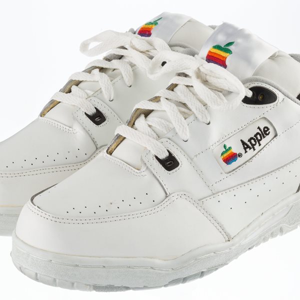 Ο Οίκος Versace φημολογείται ότι θα επαναλανσάρει τα θρυλικά sneakers της Apple