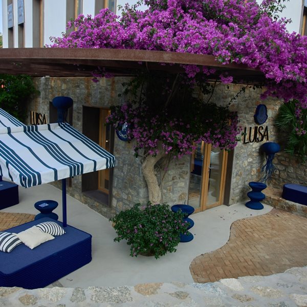 Η καλοκαιρινή ανεμελιά και η premium αισθητική της καλοκαιρινής συλλογής MONCLER γιορτάστηκαν στο κατάστημα LUISA WORLD της Μυκόνο