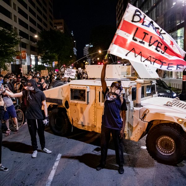 Διαδηλωτές κατά του ρατσισμού γκρέμισαν άγαλμα στην Ουάσινγκτον