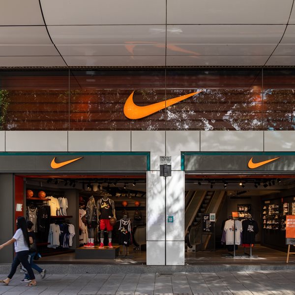 "Σεισμός" σε Nike και Adidas από τους δασμούς του Τραμπ στον μεγαλύτερο προμηθευτή τους