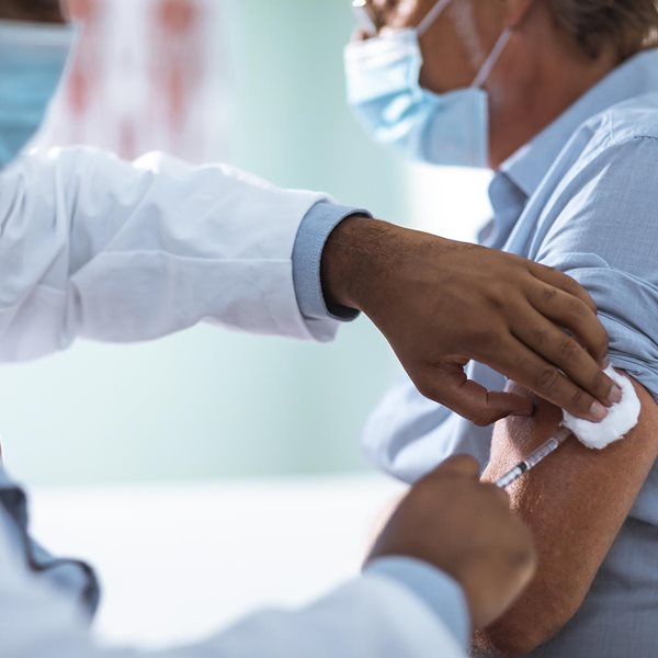 Εμβόλιο AstraZeneca: Έγκριση για τους άνω των 65