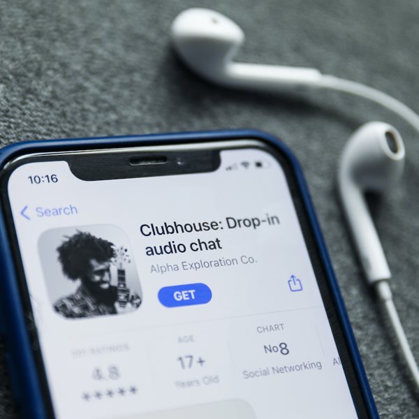 Το Clubhouse καλωσορίζει τα γραπτά μηνύματα