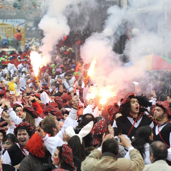 Ταξιδεύοντας με τα έθιμα των καρναβαλιών της Ελλάδας