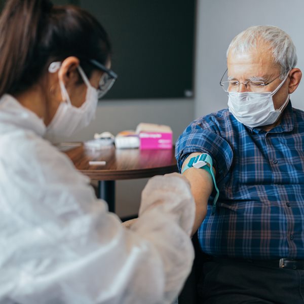 Οι ηλικιωμένοι σχεδόν "αντιπαθούν" τα εμβόλια