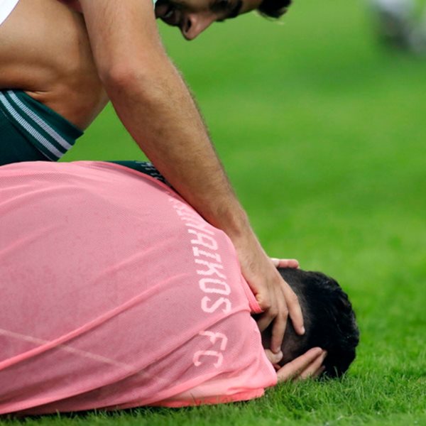 Το βίντεο με τον Χουάνκαρ να πέφτει στο έδαφος από την κροτίδα στο γήπεδο