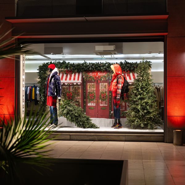 Μood Χριστουγέννων στο Eponymo στη Γλυφάδα: Walking in a window Wonderland!