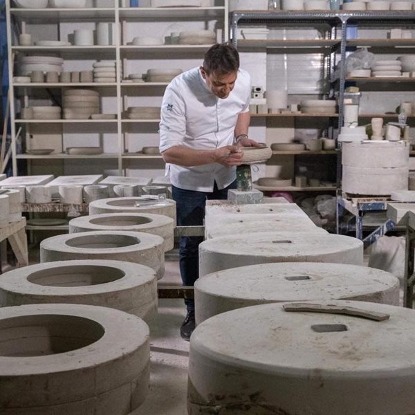 Ο σεφ που φτιάχνει μόνος του (και) τα πιάτα