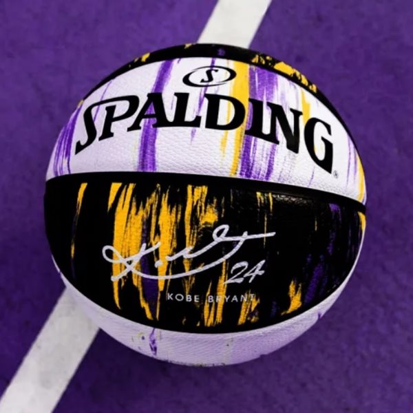 Η συλλεκτική μπάλα μπάσκετ της Spalding για τον Kobe Bryant