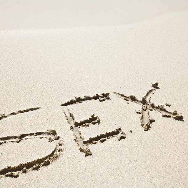 4 πράγματα που πρέπει να σκεφτείς προτού κάνεις σεξ στην παραλία