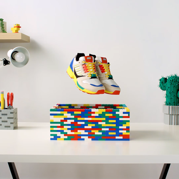 adidas και Lego λανσάρουν τα πιο πολύχρωμα αντρικά sneakers
