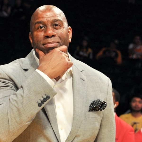 Σε άλλα νέα, ο Magic Johnson 'αλωνίζει' στο Ιόνιο ως αρχαίος Έλληνας