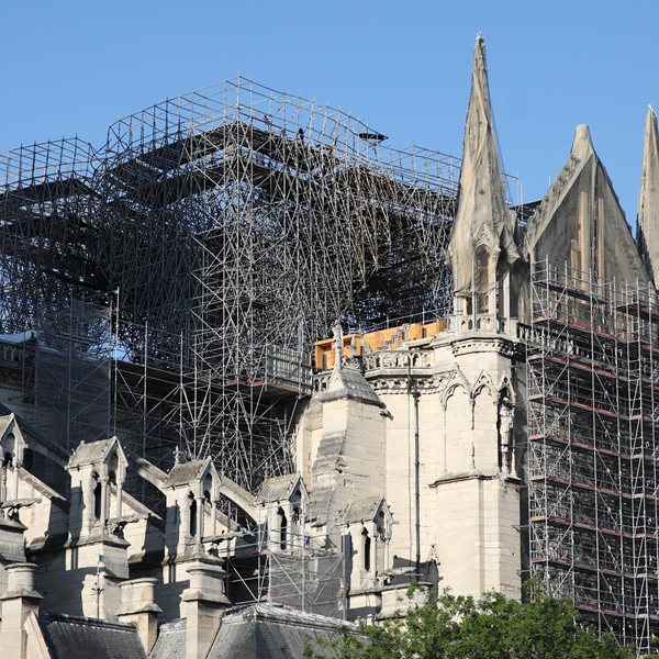 Η Παναγία των Παρισίων ανοίγει ξανά το προαύλιό της