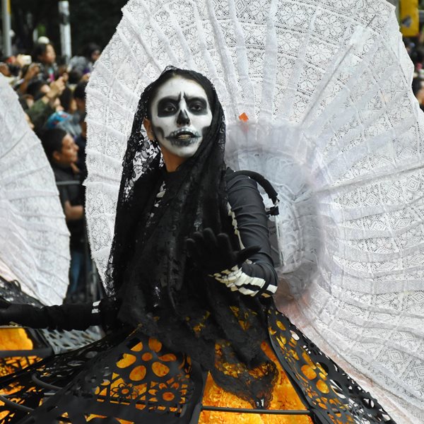 Φωτογραφίες από τη φετινή Día de Los Muertos στην Πόλη του Μεξικού