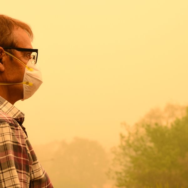 Πώς να προστατευτείς από την εισπνοή καπνού από τις πυρκαγιές, σύμφωνα με τους ειδικούς
