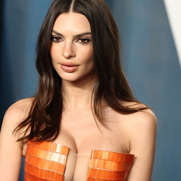 Η Emily Ratajkowski λιάζεται σε πισίνα χωρίς ρούχα, τα λόγια είναι περιττά