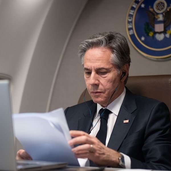 Ο Anthony Blinken έπαιξε ηλεκτρική κιθάρα στην εμπόλεμη Ουκρανία