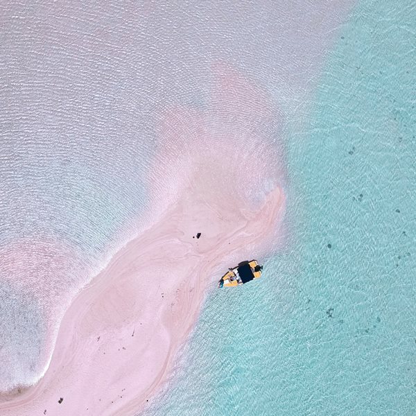 Απίθανες ροζ παραλίες σε κάθε γωνιά του πλανήτη