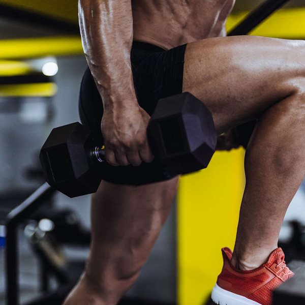 Μια HIIT προπόνηση 20 λεπτών με αλτήρες