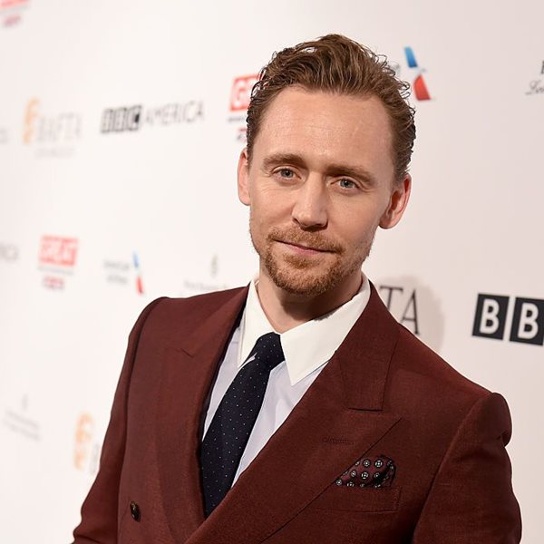 Ο Tom Hiddleston δείχνει πώς φοριέται σωστά το σταυρωτό κοστούμι