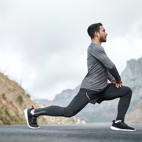 Οι διατάσεις που θα ανακουφίσουν τους μηρούς σου μετά την άσκηση