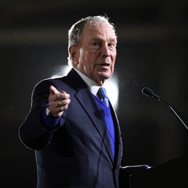Ο Mike Bloomberg στηρίζει με 100 εκ. δολάρια τον Joe Biden