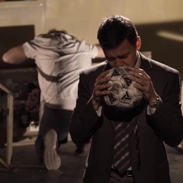 'Το Γάλα' του Βασίλη Κατσικονούρη συνεχίζεται και τον Μάρτιο στο θέατρο Σταθμός