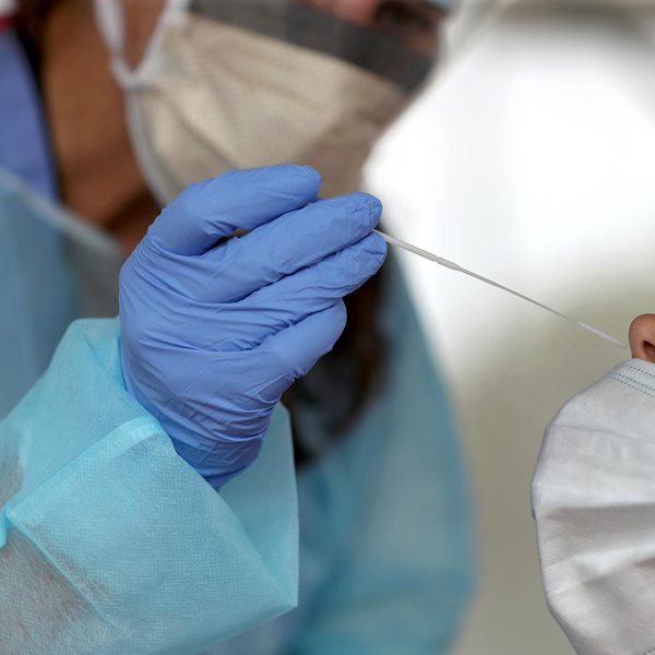 Οι 20 ομάδες αυξημένου κινδύνου για σοβαρή λοίμωξη COVID-19