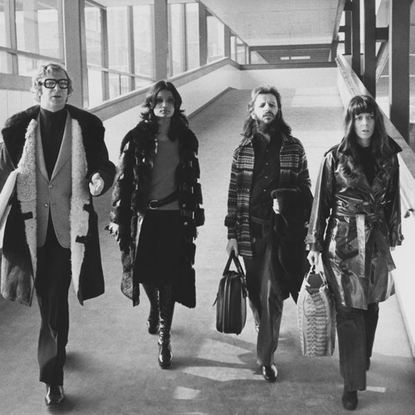 Τι πιο cool από celebrities να βολτάρουν στα αεροδρόμια των 70s