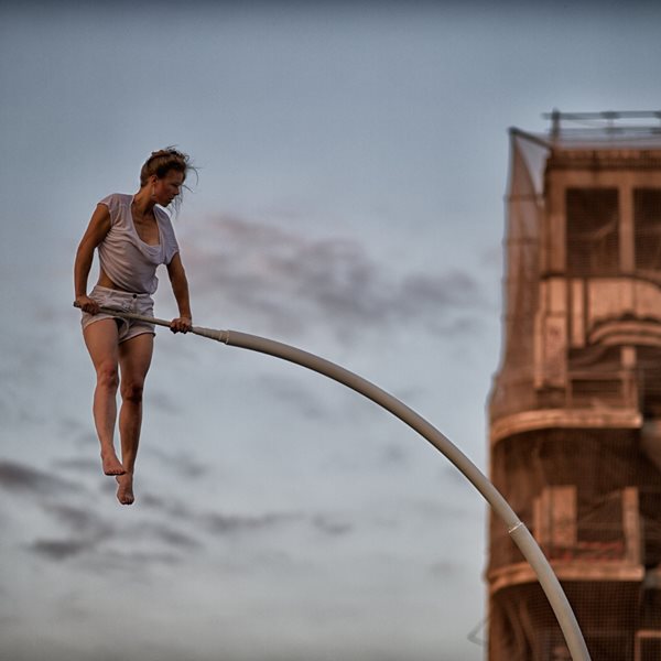 Η Chloé Moglia είναι μια Γαλλίδα superwoman που δεν πατάει στη Γη