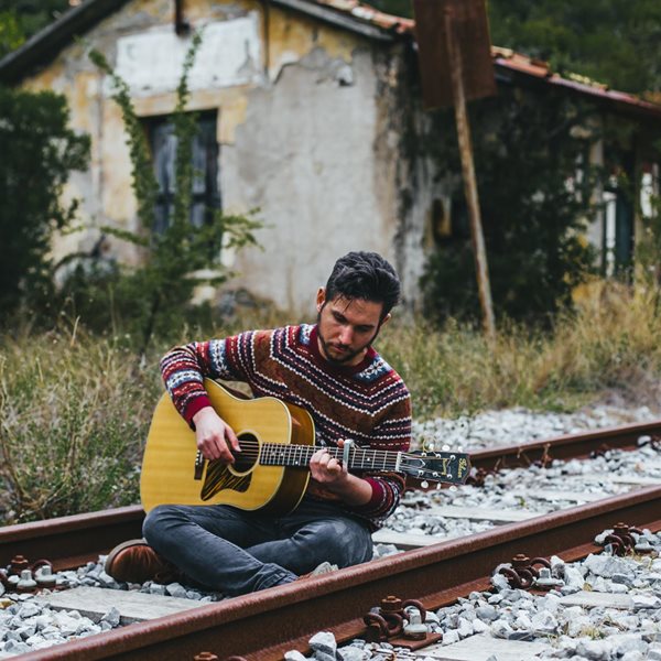 Άγγελε Αϊβάζη τι δουλειά έχει η folk στο Πήλιο;