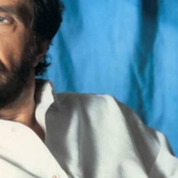 Η άγνωστη ιστορία πίσω από το πιο γνωστό τραγούδι του Αντώνη Καλογιάννη