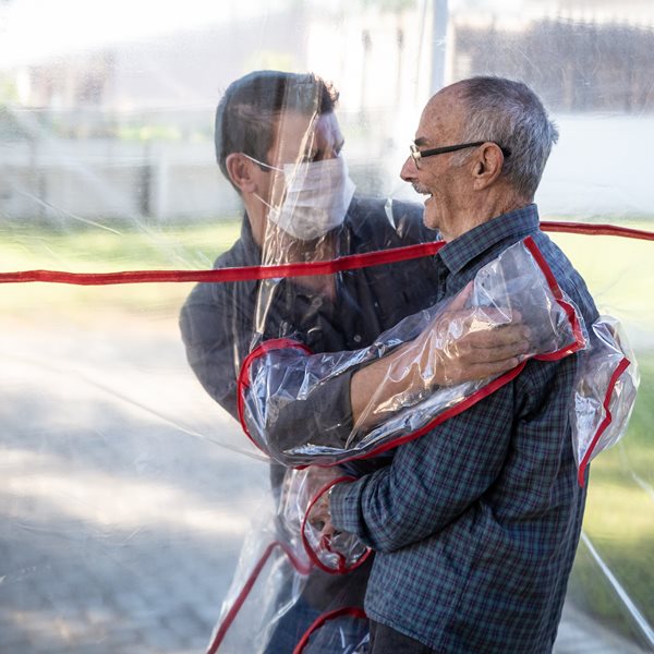 Σε οίκο ευγηρίας στην Ιταλία έφτιαξαν δωμάτια ασφαλούς αγκαλιάς