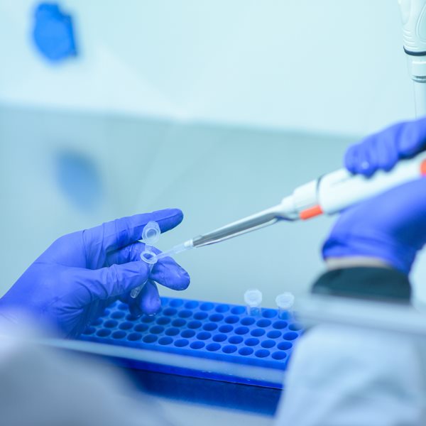 Γιατί η AstraZeneca ανέστειλε το εμβόλιο για τον SARS-CoV-2