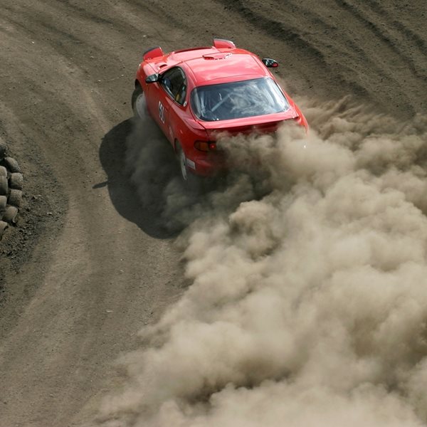 Πώς είναι να οδηγείς ένα αγωνιστικό αυτοκίνητο που έχει αφήσει εποχή;