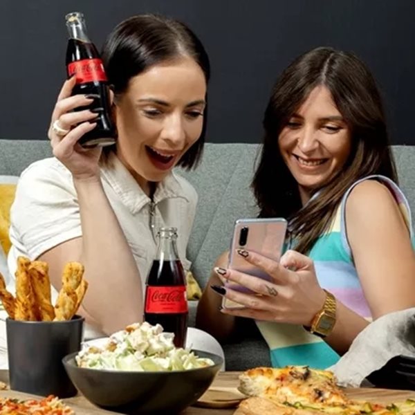 Η δική μου μαγική Κυριακή έχει binge-watch σειράς παρέα με την κολλητή