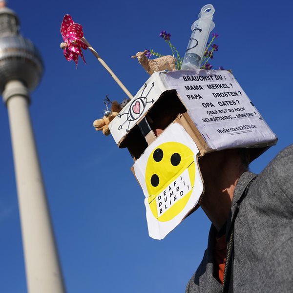 Αντιεμβολιαστές, ακροδεξιοί και συνωμοσιολόγοι διαδηλώνουν στην Γερμανία