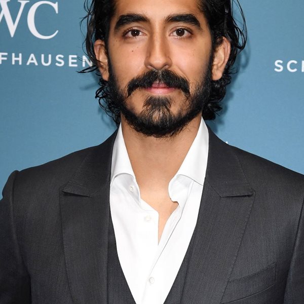 Το νέο hairstyle του Dev Patel έχει κάτι από James Bond