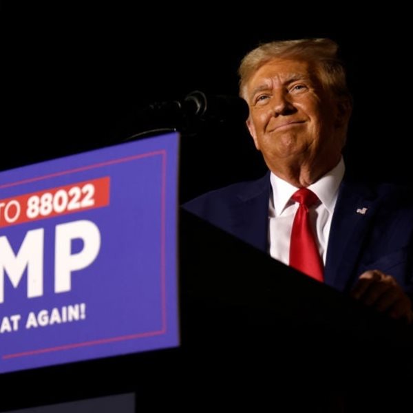 O Donald Trump πουλάει χριστουγεννιάτικο χαρτί περιτυλίγματος με τον εαυτό του