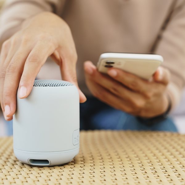 Ποια είναι η φωνή που ακούς καθημερινά στις συσκευές σου αλλά δεν τη ξέρεις;