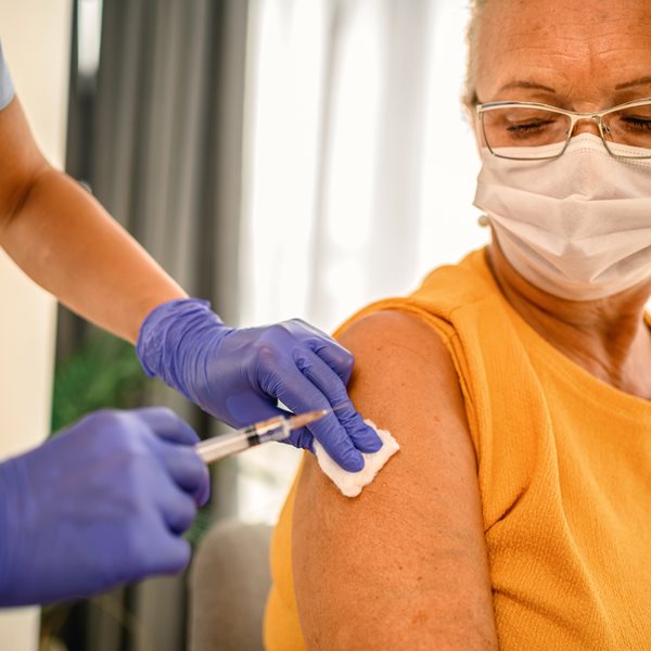 Προβληματισμός για τους μεγαλύτερους που δεν εμβολιάζονται