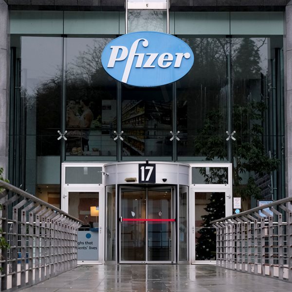 Η Pfizer ετοιμάζει τρίτη ενισχυτική δόση και νέο εμβόλιο για τη μετάλλαξη Δέλτα